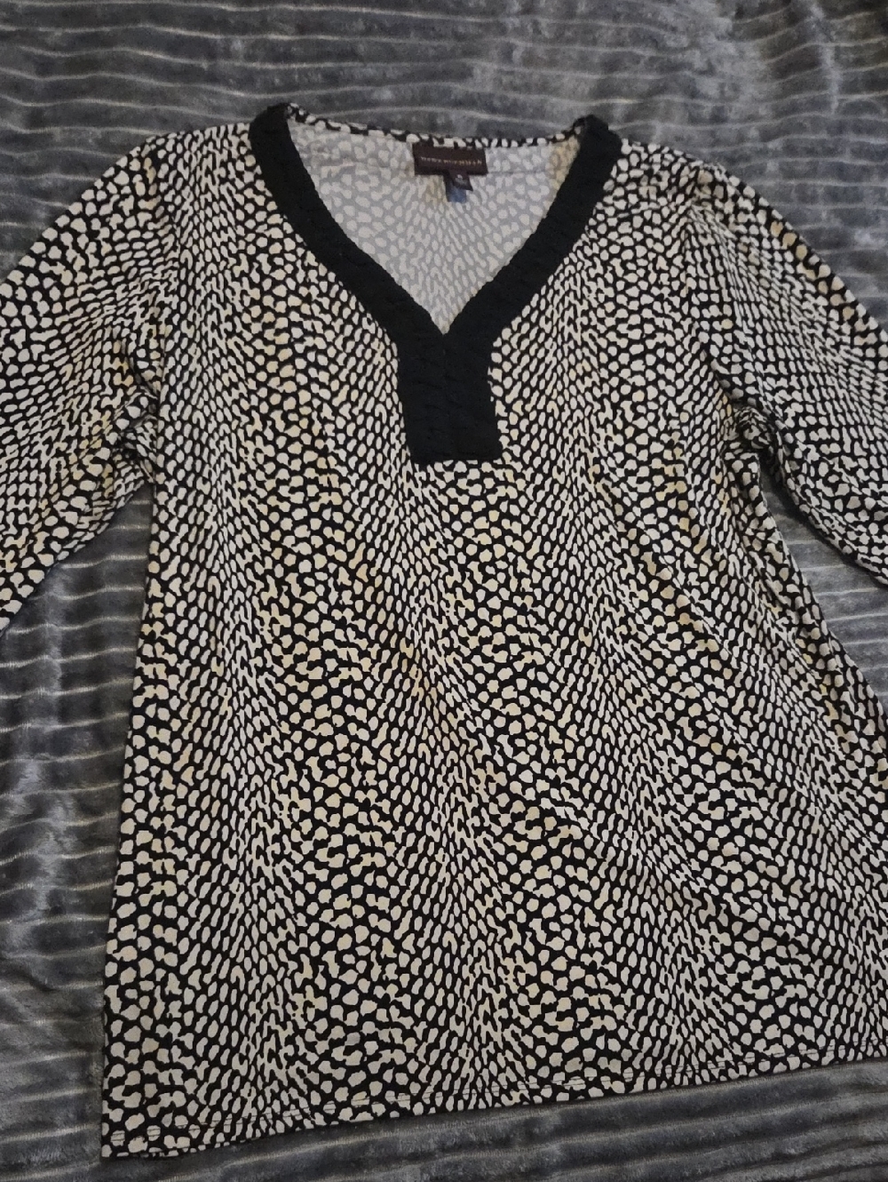 Dana Buchman Black & Cream V-Neck Long Sleeve Top